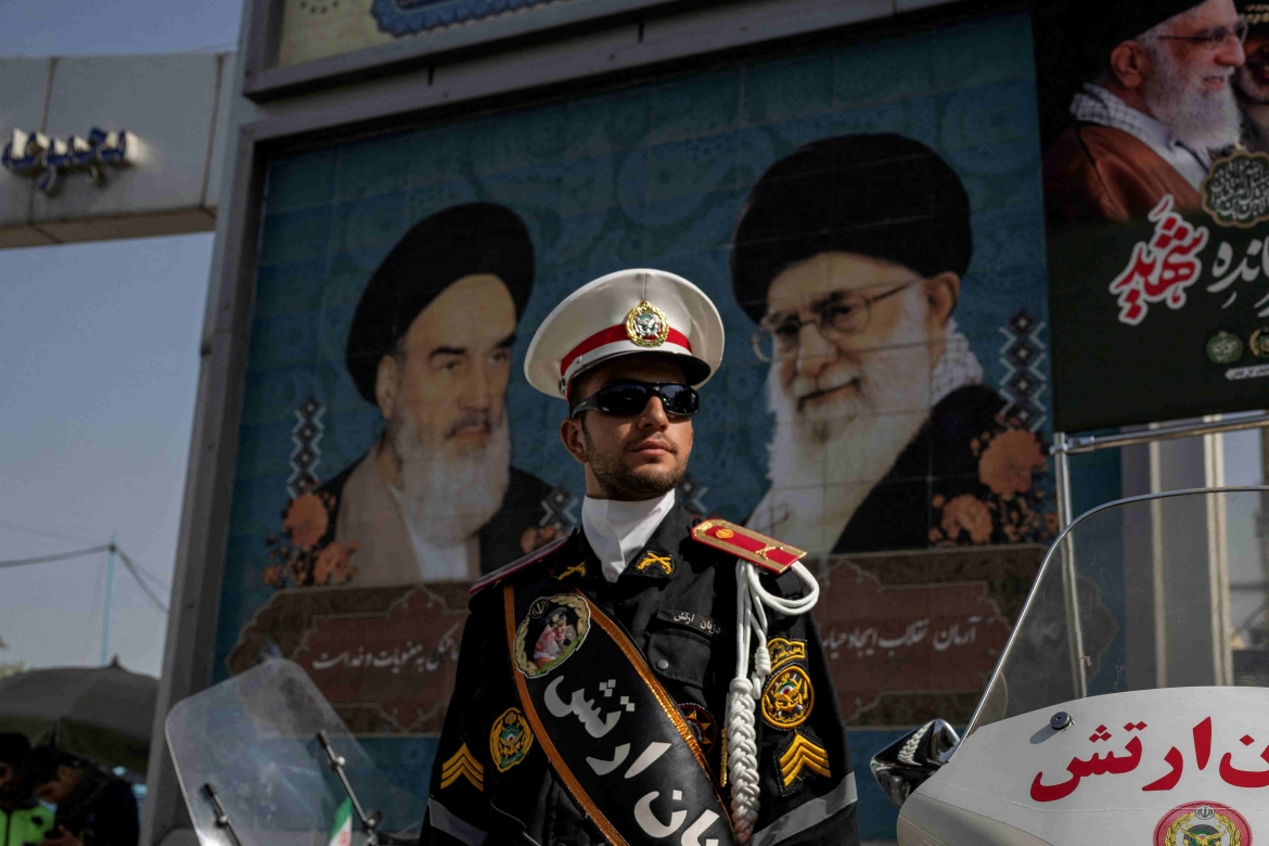iran huy dong 265.000 canh sat bao ve le tang Dai giao chu hinh anh 1