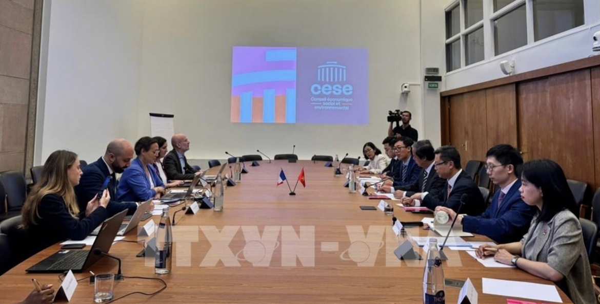 vietnam, france deepen exchanges on public policymaking picture 1