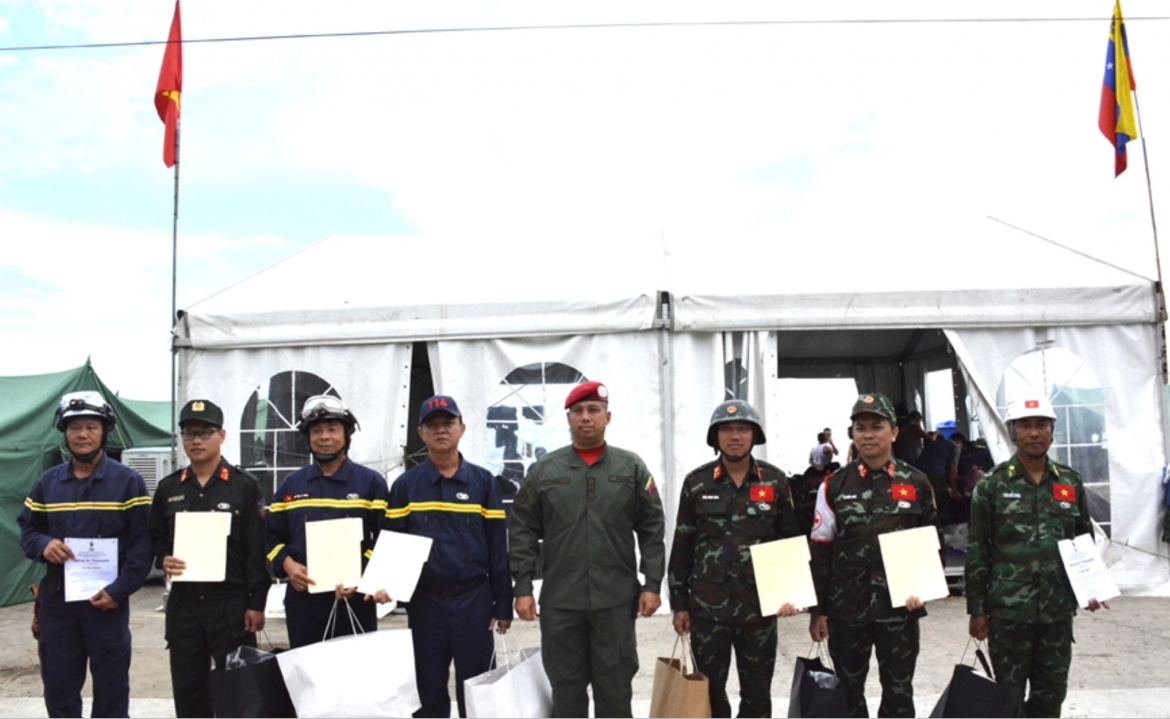 vietnamese rescue team awarded first-class hero of venezuela medal picture 1