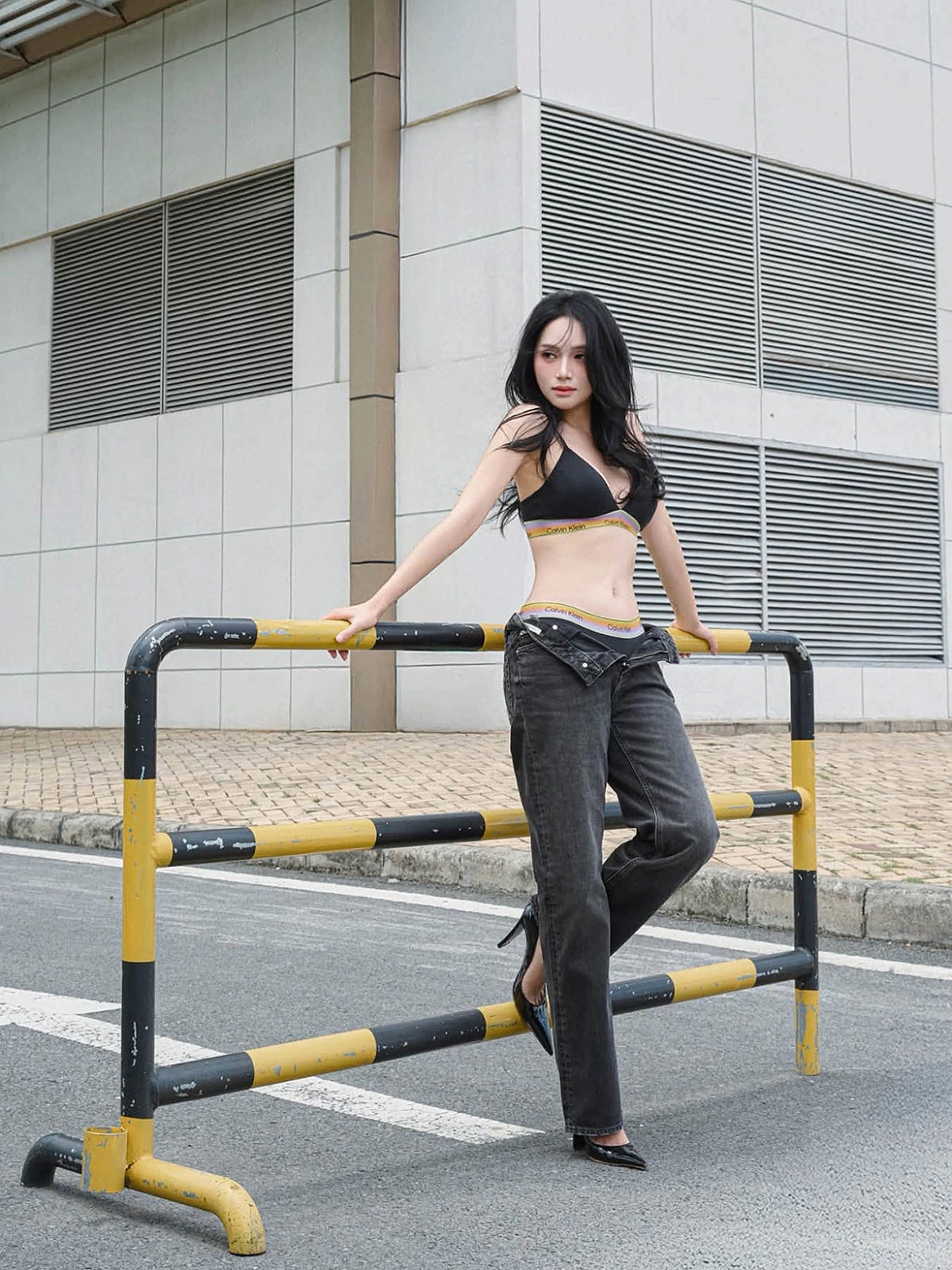 sao viet 24-7 A hau my duyen xin loi vi nem gach vao nha dan giua dem hinh anh 3