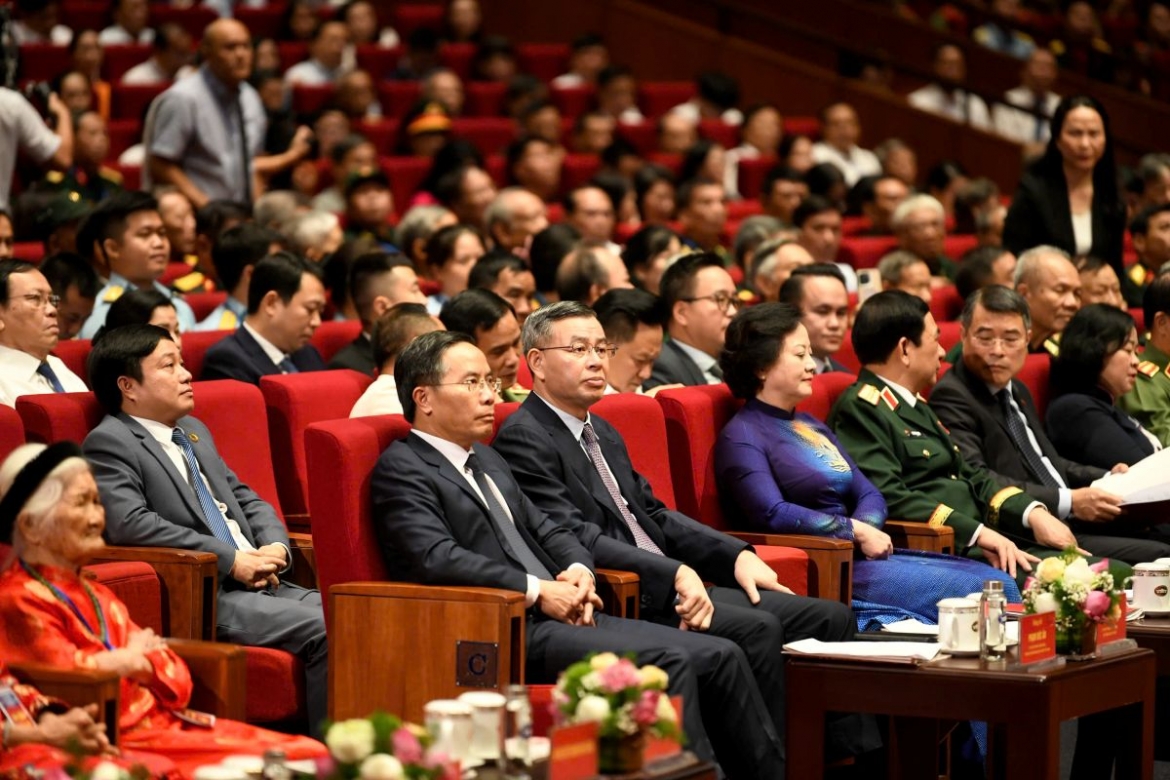 agribank cung nganh ngan hang trao 300 ty dong cham lo nguoi co cong voi cach mang hinh anh 3