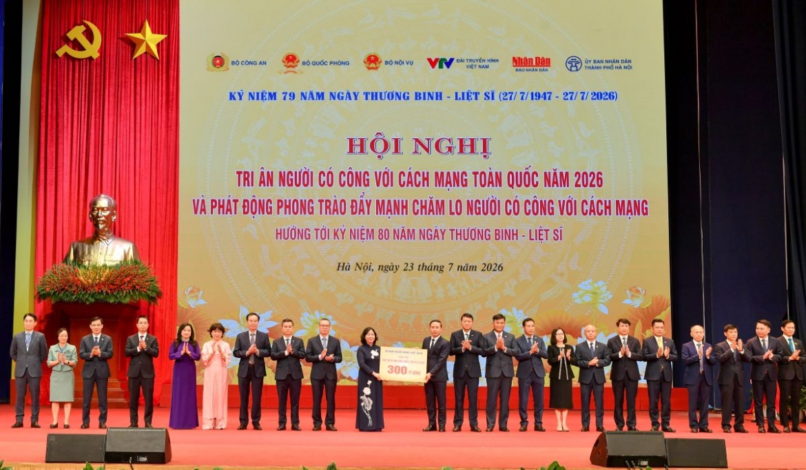 agribank cung nganh ngan hang trao 300 ty dong cham lo nguoi co cong voi cach mang hinh anh 4