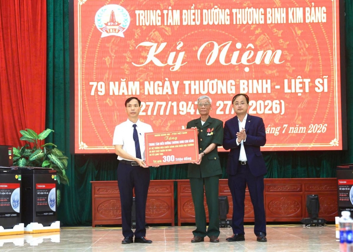 agribank cung nganh ngan hang trao 300 ty dong cham lo nguoi co cong voi cach mang hinh anh 5