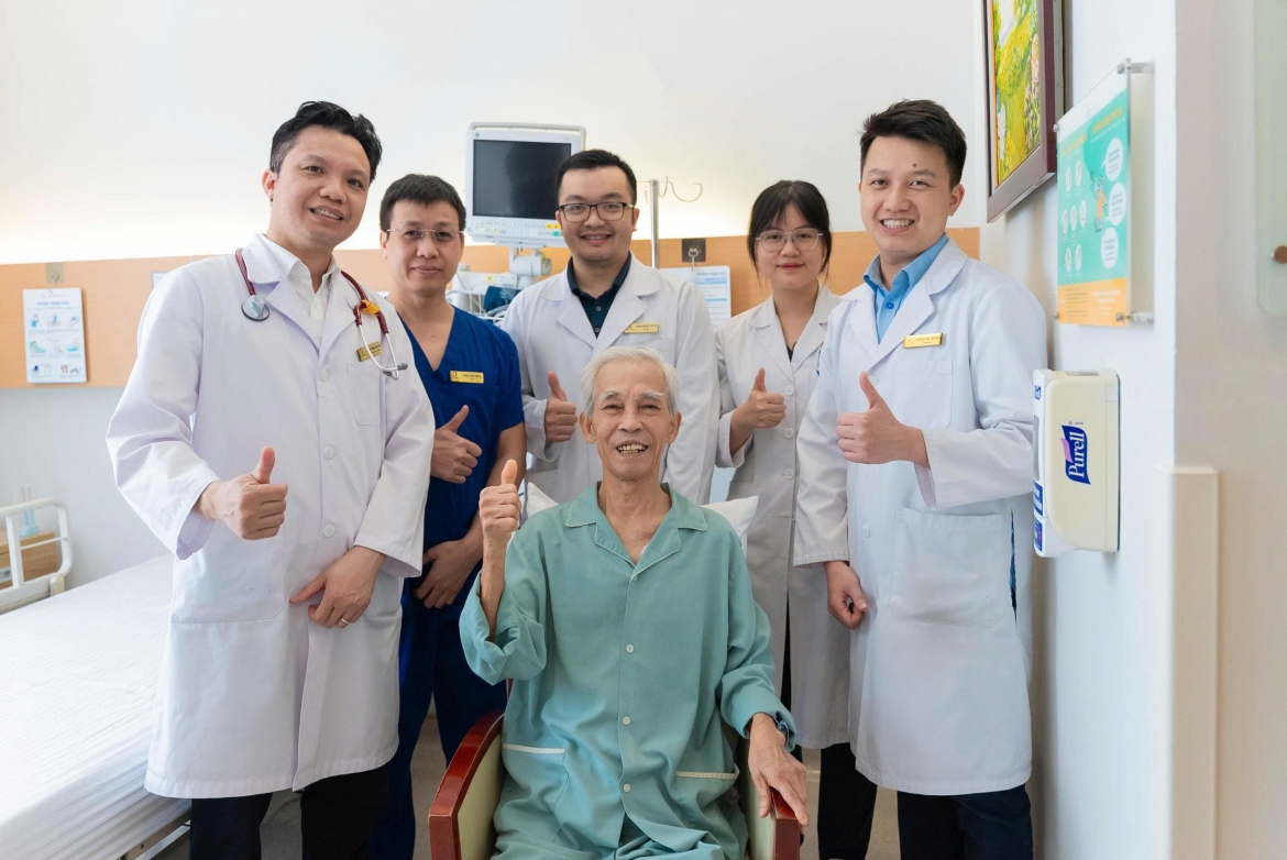 cuu cu ong bi phinh dong mach chu doa vo bang ky thuat can thiep khong can mo mo hinh anh 2