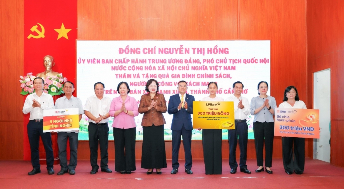 lpbank gop 15 ty dong cham lo nguoi co cong, noi dai hanh trinh Den on dap nghia hinh anh 2