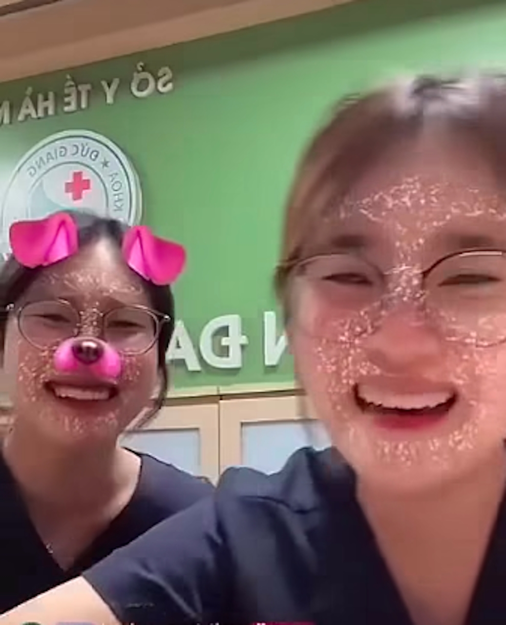 Trường sẽ họp kỷ luật 2 sinh viên chửi tục, dọa "tiêm thuốc độc" người bình luận