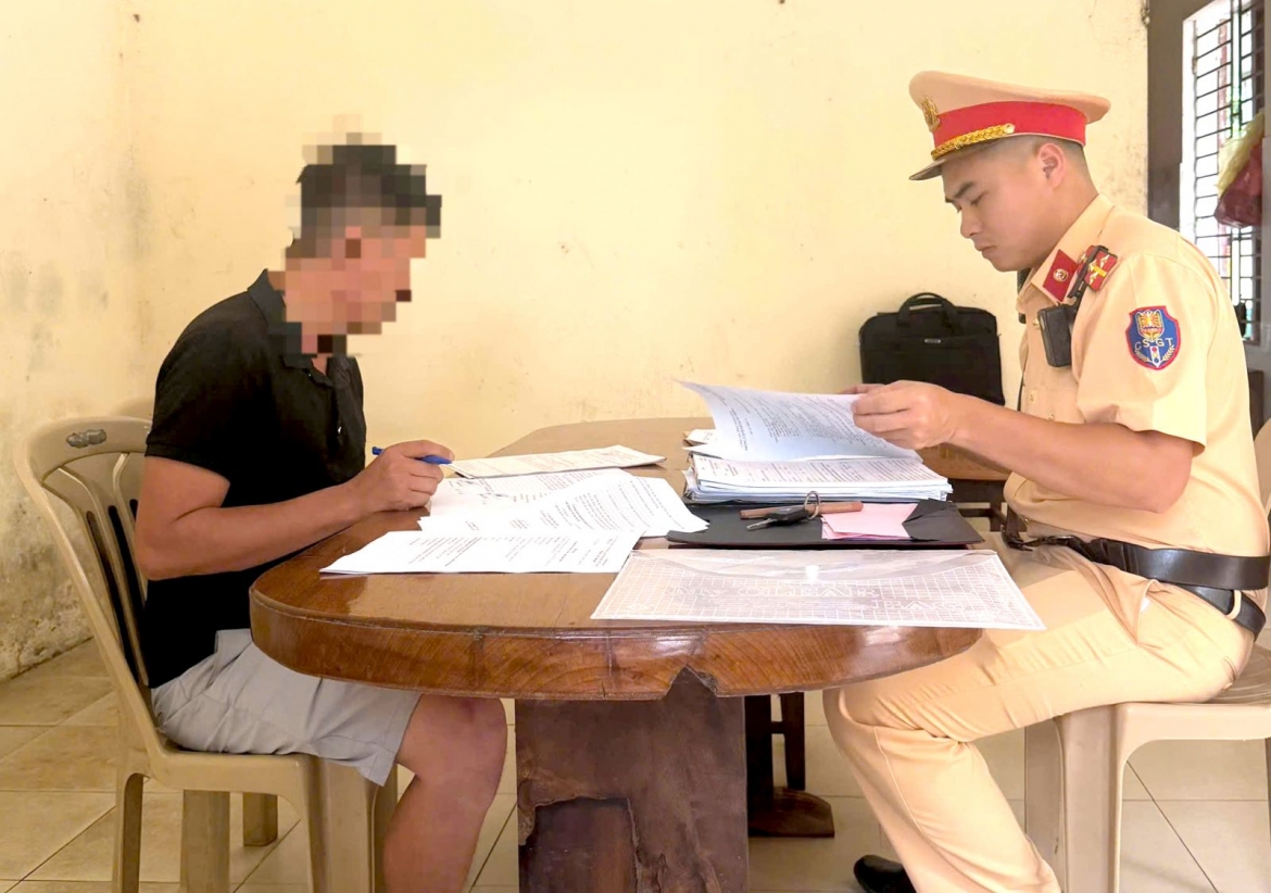 thanh hoa xu ly tai xe xe dau keo vuot au tren quoc lo 217 hinh anh 1