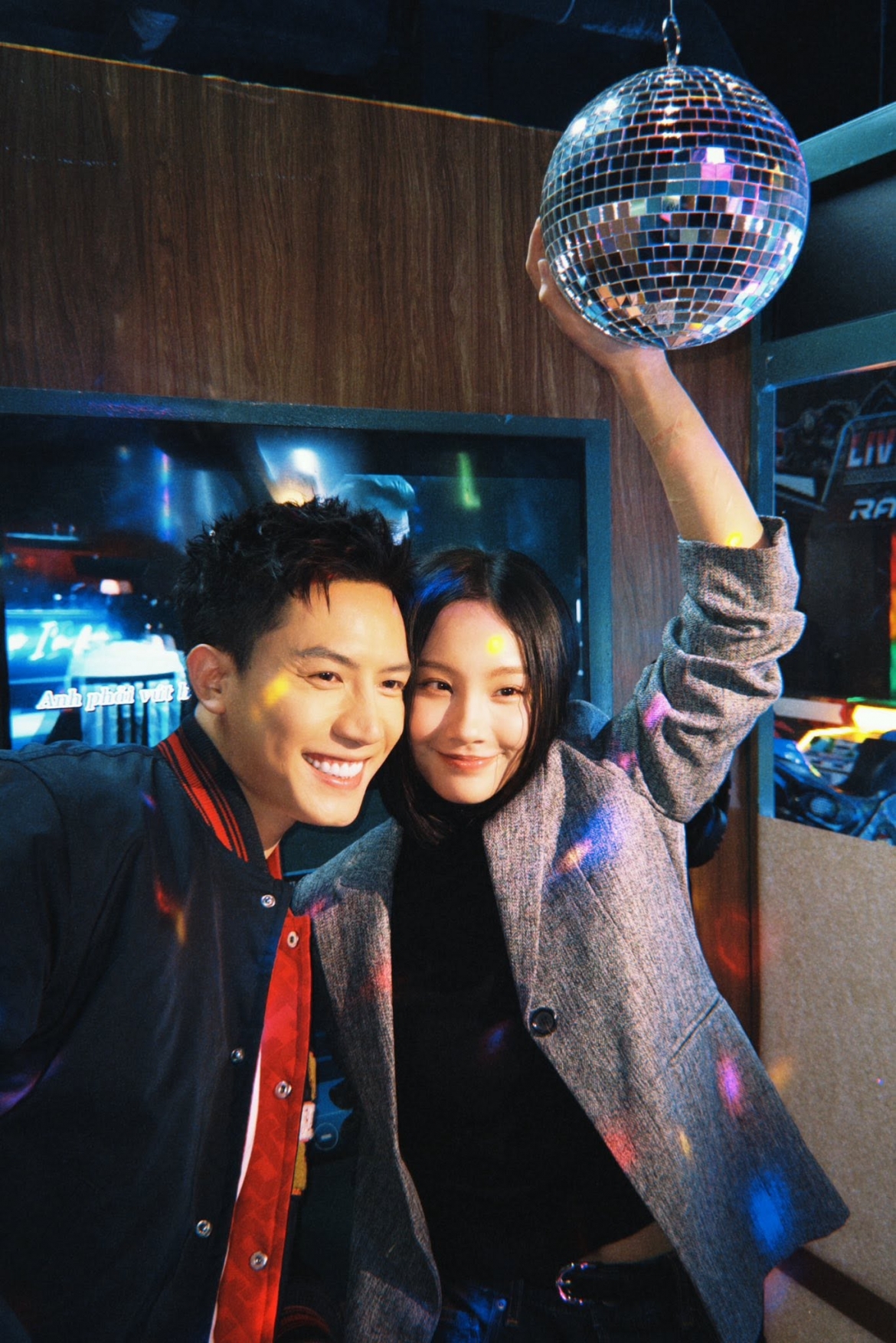sao viet 13-7 tran tieu vy khoe phong cach sanh dieu giua pho hinh anh 2