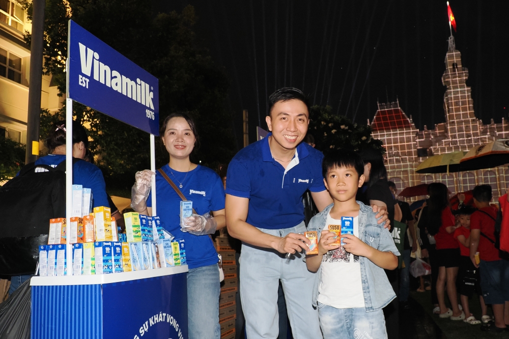vinamilk phục vụ người dân trong đêm hội 3d mapping mừng 50 năm tp.hcm hình ảnh 2 vinamilk phuc vu nguoi dan trong dem hoi 3d mapping mung 50 nam tp.hcm hinh anh 2