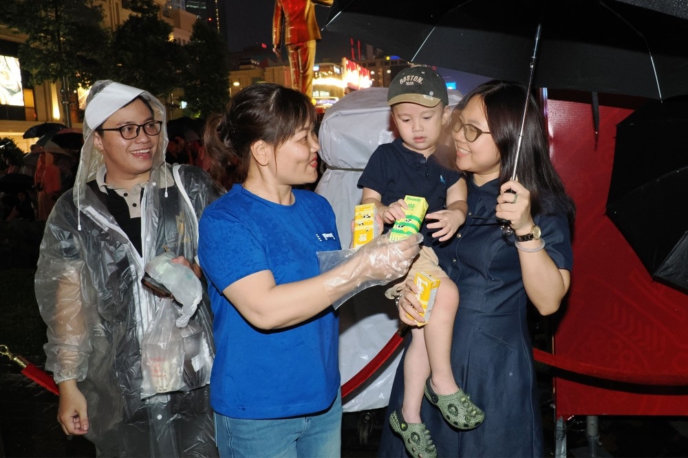 vinamilk phục vụ người dân trong đêm hội 3d mapping mừng 50 năm tp.hcm hình ảnh 3 vinamilk phuc vu nguoi dan trong dem hoi 3d mapping mung 50 nam tp.hcm hinh anh 3