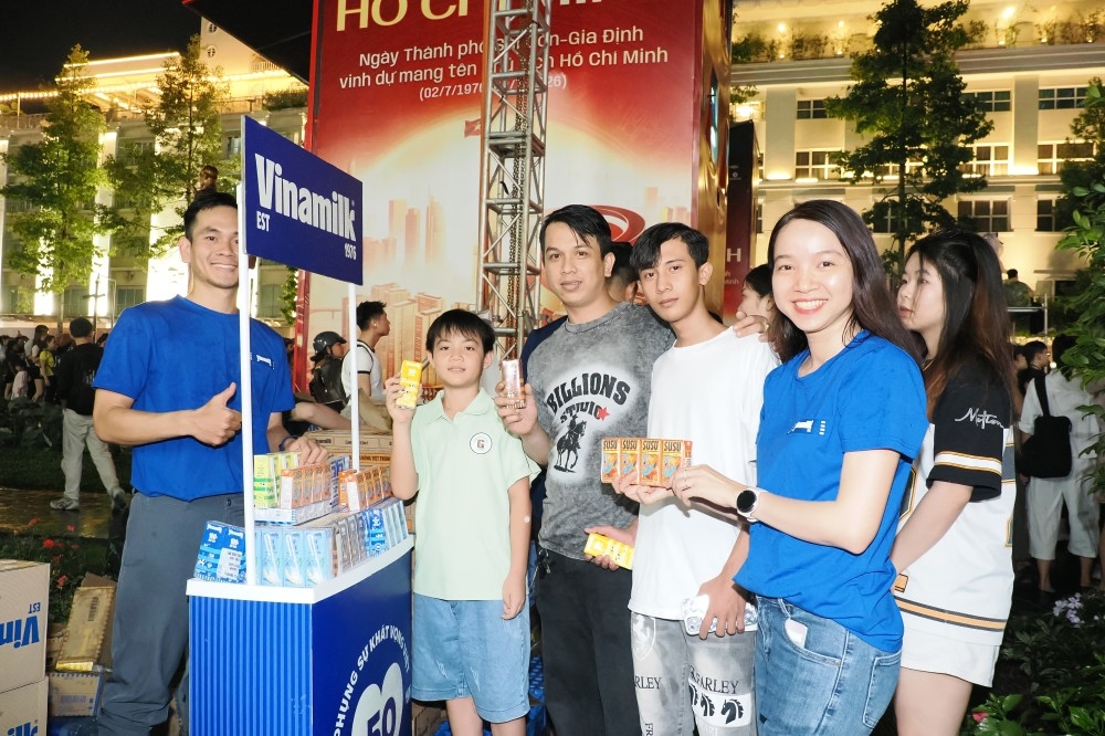 vinamilk phục vụ người dân trong đêm hội 3d mapping mừng 50 năm tp.hcm hình ảnh 6 vinamilk phuc vu nguoi dan trong dem hoi 3d mapping mung 50 nam tp.hcm hinh anh 6