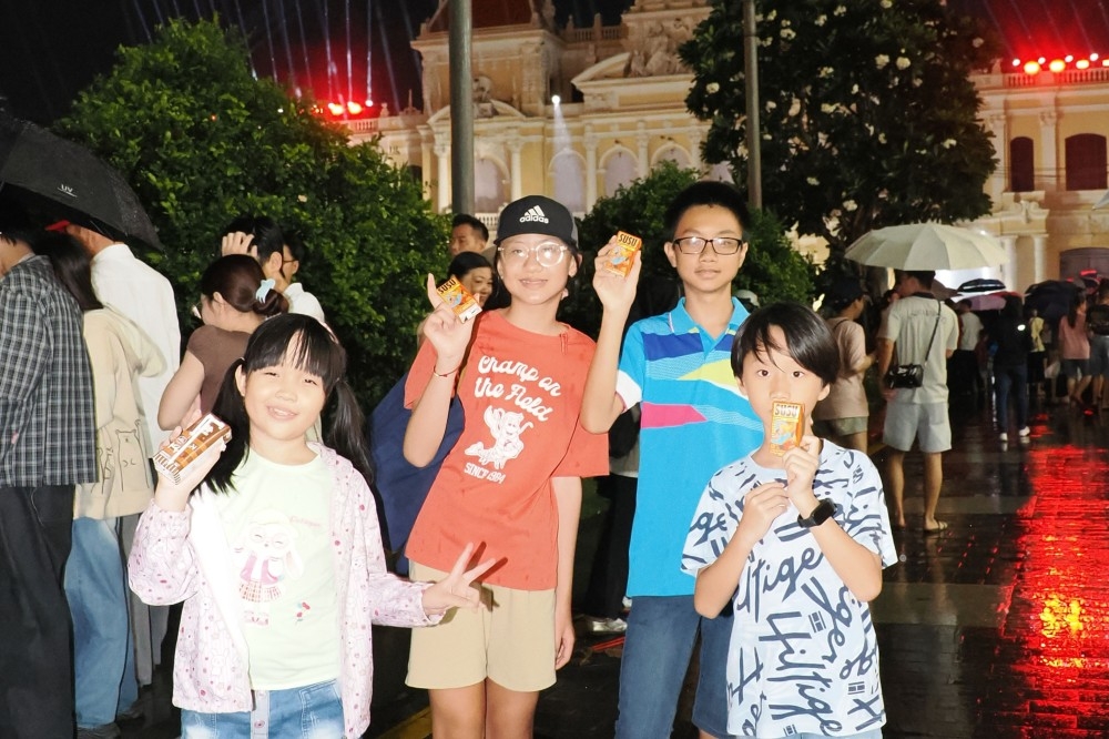 vinamilk phục vụ người dân trong đêm hội 3d mapping mừng 50 năm tp.hcm hình ảnh 7 vinamilk phuc vu nguoi dan trong dem hoi 3d mapping mung 50 nam tp.hcm hinh anh 7