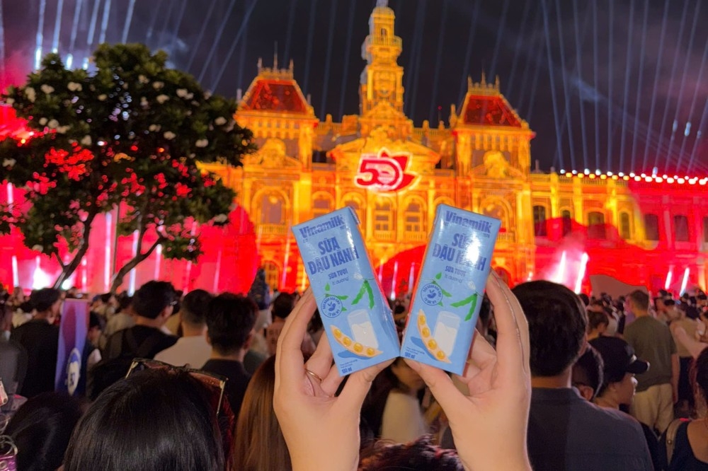vinamilk phục vụ người dân trong đêm hội 3d mapping mừng 50 năm tp.hcm hình ảnh 9 vinamilk phuc vu nguoi dan trong dem hoi 3d mapping mung 50 nam tp.hcm hinh anh 9