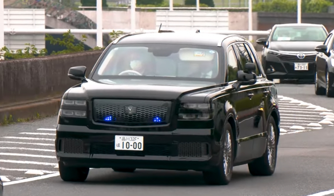 thu tuong nhat ban thay xe cong vu bang toyota century suv sieu sang hinh anh 2