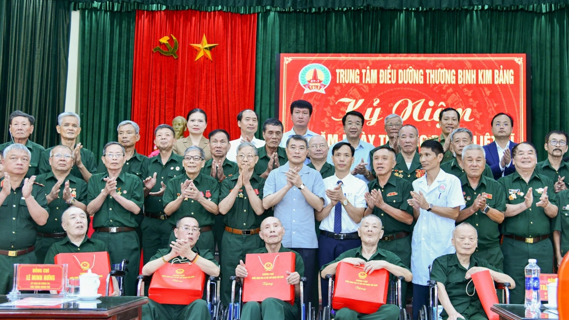 agribank lan toa nghia tinh tri an thuong binh - liet si, nguoi co cong hinh anh 1