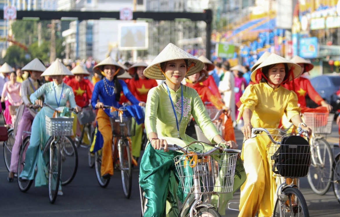 nearly 2,000 women feature in ao dai event at khanh hoa sea festival 2026 picture 3