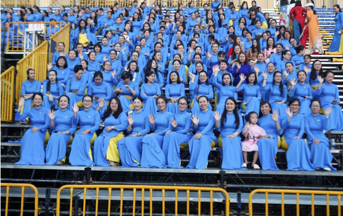 nearly 2,000 women feature in ao dai event at khanh hoa sea festival 2026 picture 1