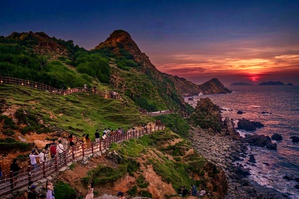 van mai huong, duong edward, dj trang moon san sang khuay dong eo gio dem 11 7 hinh anh 2