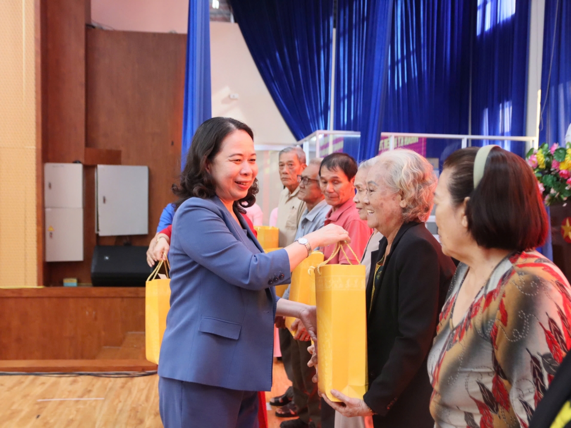 pho chu tich nuoc vo thi Anh xuan tham, tang qua nguoi co cong tai khanh hoa hinh anh 3