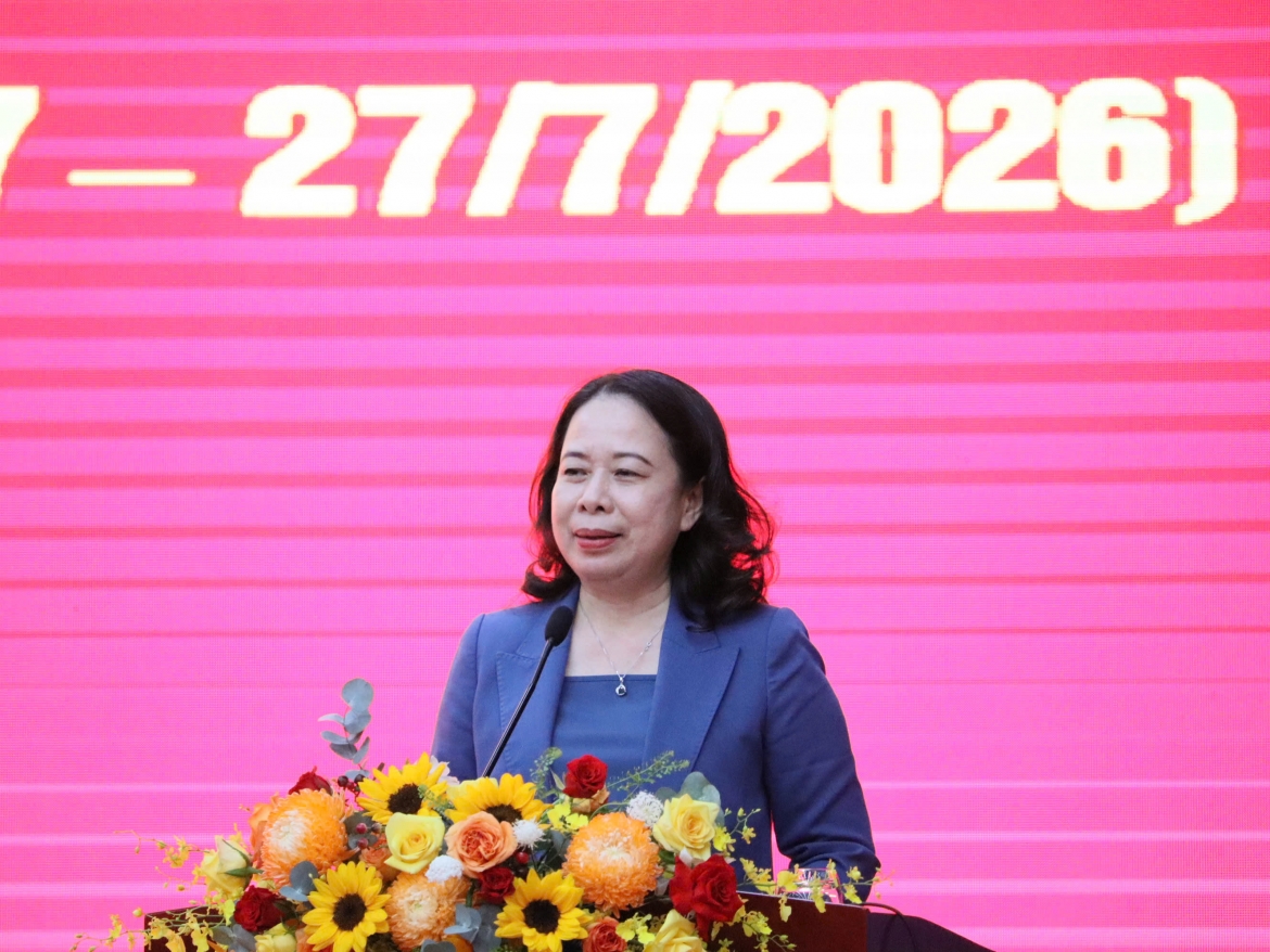 pho chu tich nuoc vo thi Anh xuan tham, tang qua nguoi co cong tai khanh hoa hinh anh 1