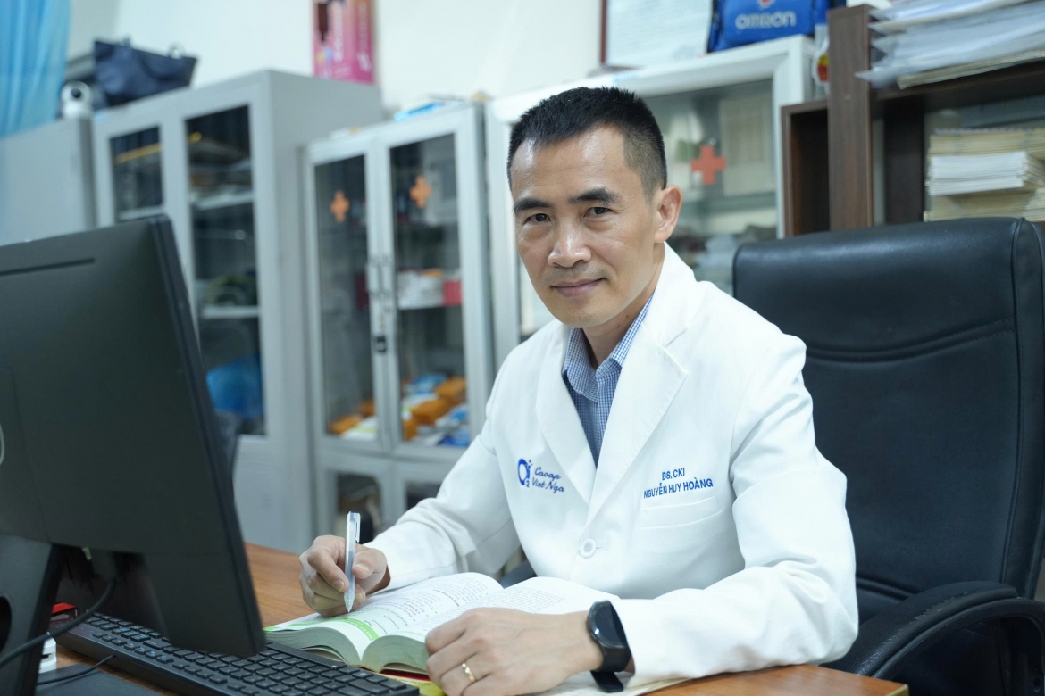 bom sua dau nanh vao vung kin - chieu tro tan nhan o phong kham chui hinh anh 2