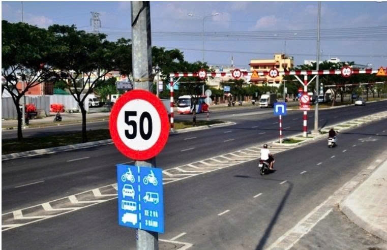 bat cap bien bao toc do tai xe buoc phai phanh gap khi dang chay 100 km h hinh anh 1