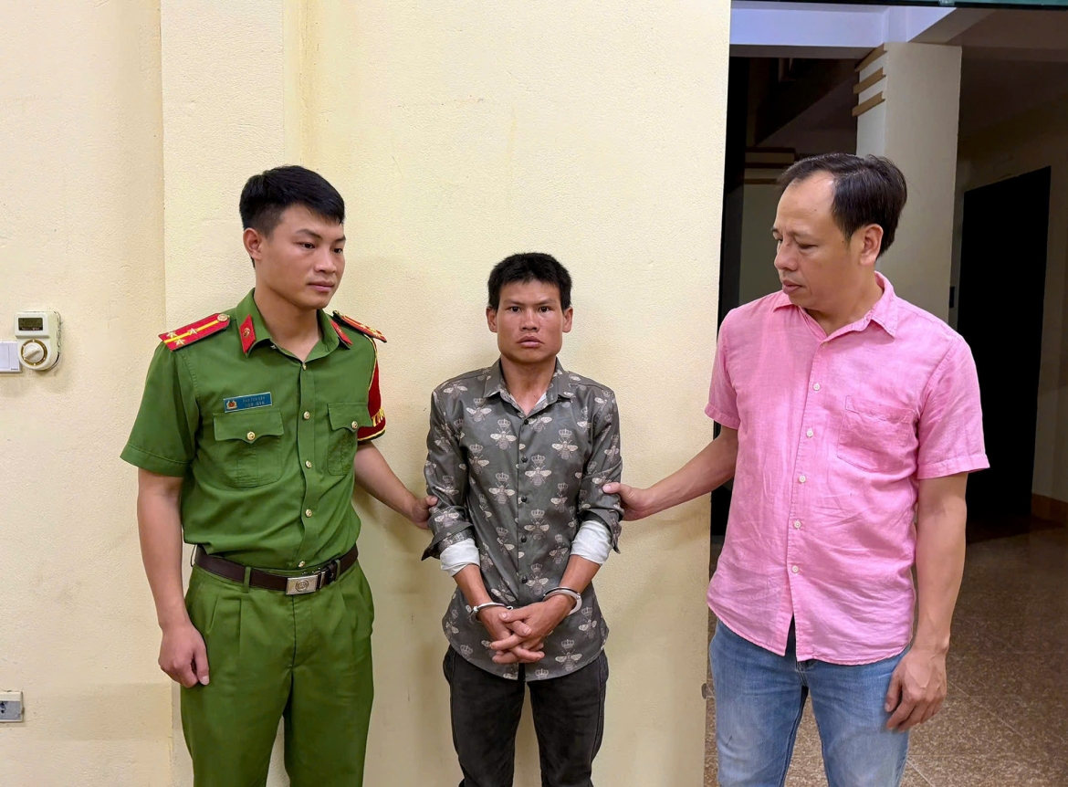 giai cuu chau be bi bat coc khi dang ban dua ven duong hinh anh 2