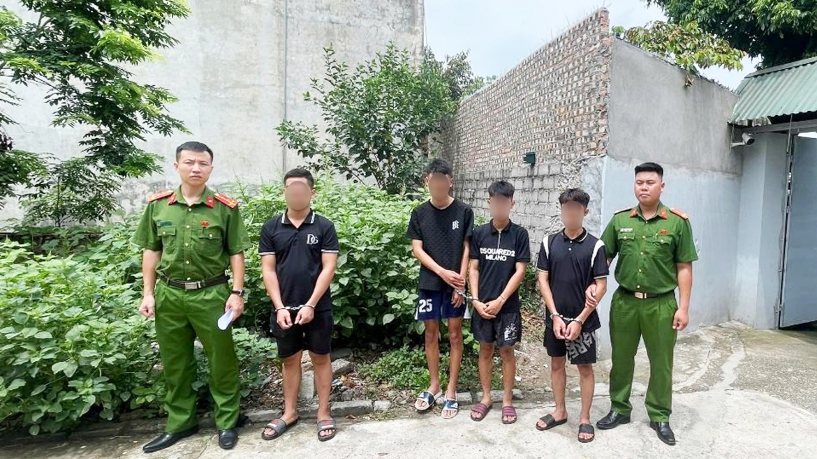 4 thanh nien mua ban tinh dau chua ma tuy o ha noi bi bat qua tang hinh anh 1