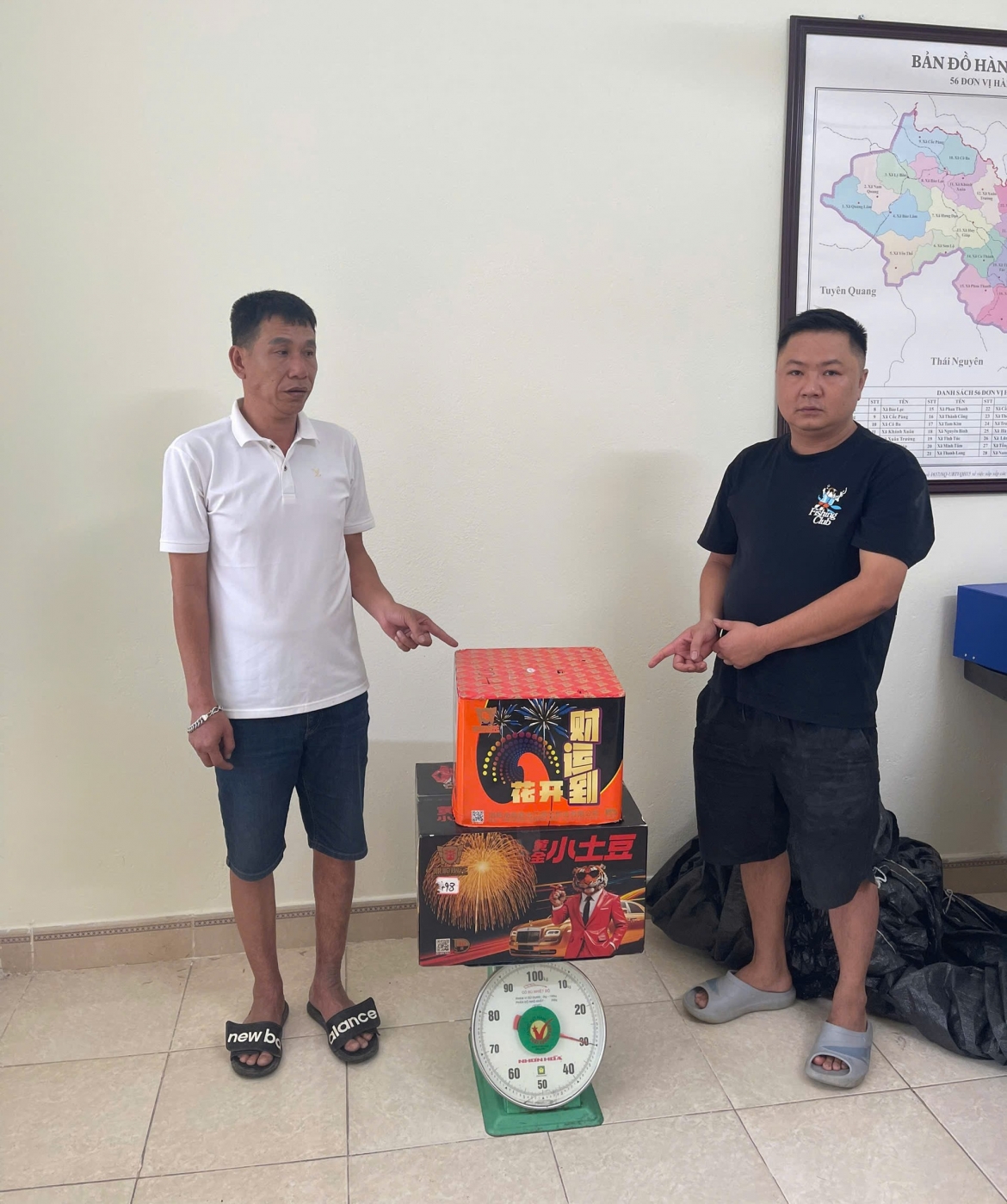 Bắt quả tang 2 đối tượng vận chuyển 84,1kg pháo nổ trái phép