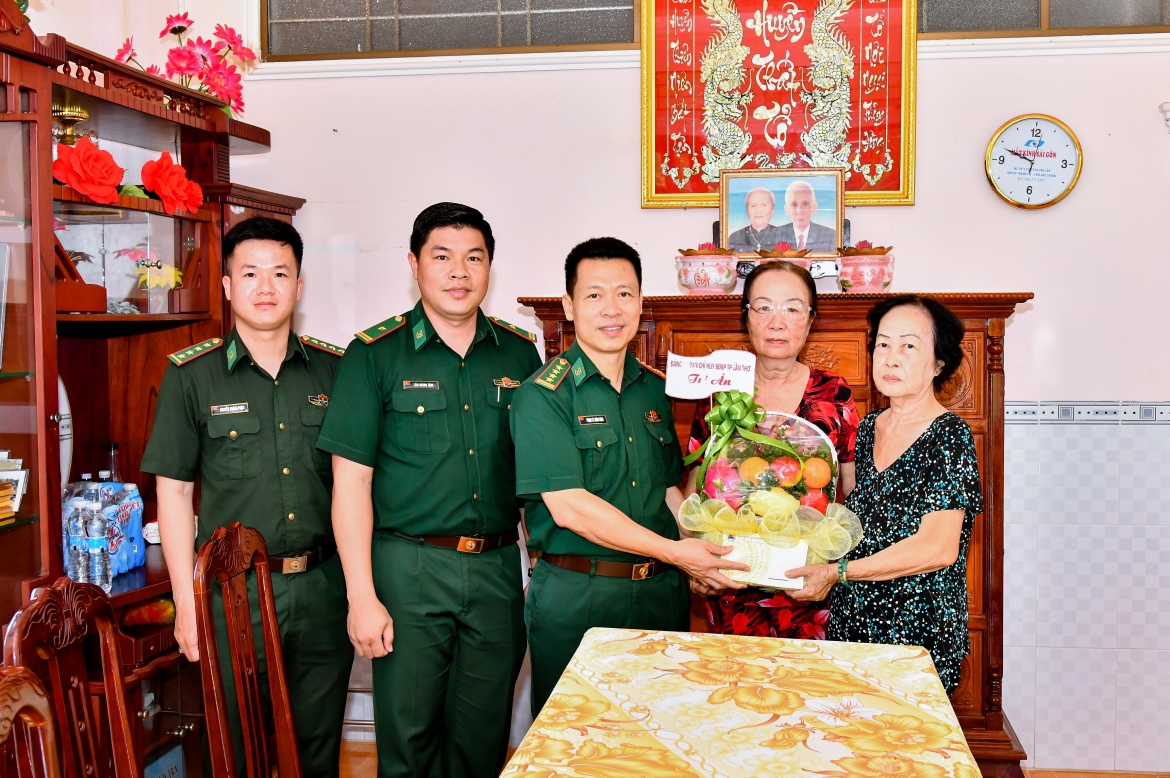 ban chi huy bo doi bien phong can tho tham, tang qua nguoi co cong voi cach mang hinh anh 1