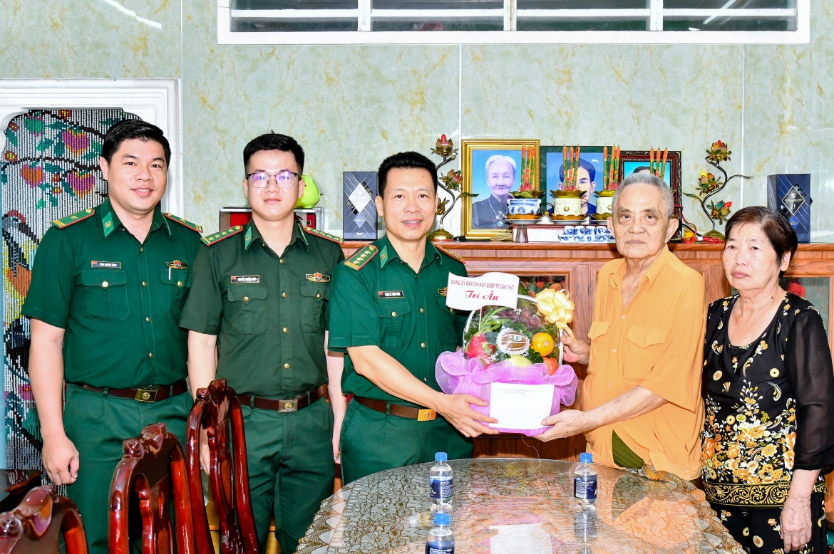ban chi huy bo doi bien phong can tho tham, tang qua nguoi co cong voi cach mang hinh anh 2