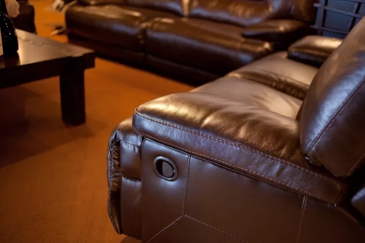 6 kieu ghe sofa khien phong khach trong loi thoi, nen thay som hinh anh 1