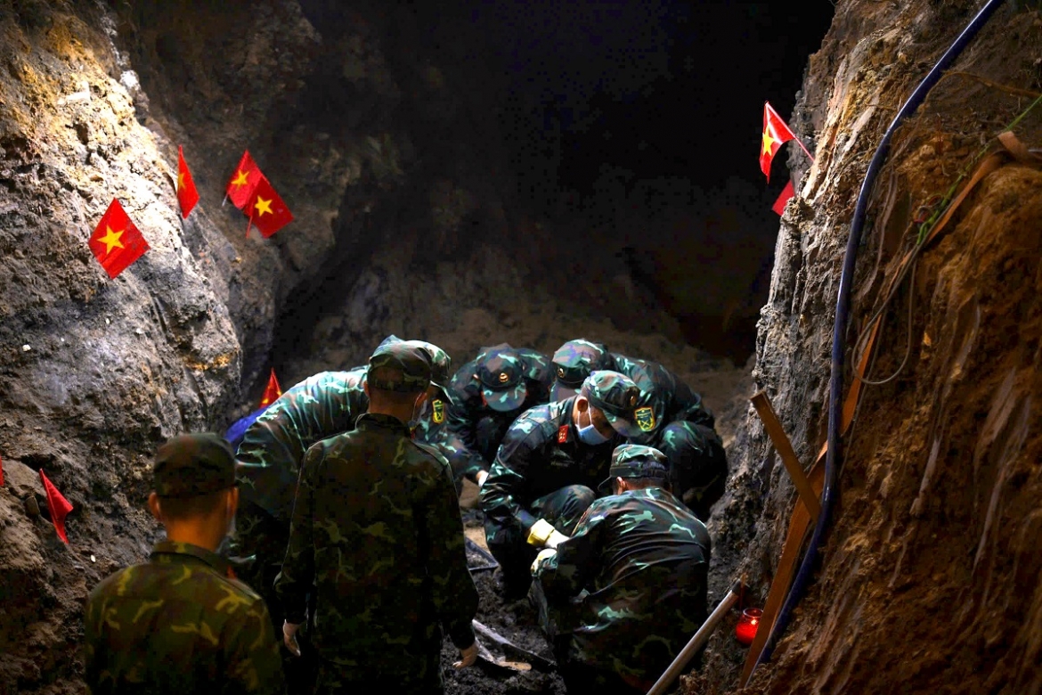 bo-tu-lenh-tp.hcm-to-chuc-tim-kiem-quy-tap-hai-cot-liet-si-tai-cong-vien-le-thi-rieng.jpg