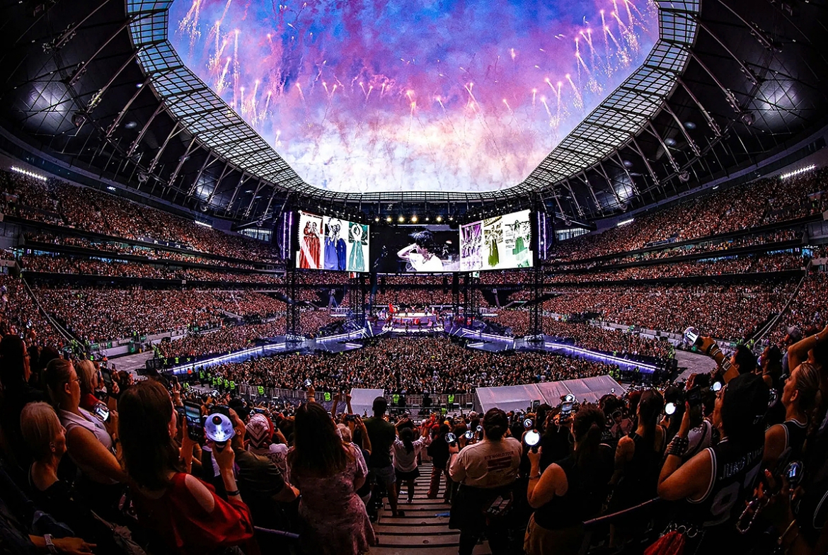 hinh anh bts nung nong san van dong tottenham hotspur khi thu hut 130.000 khan gia hinh anh 1