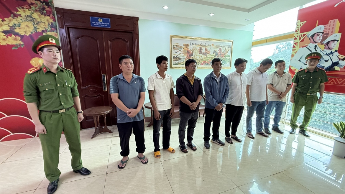 khoi to 8 bi can dua, nhan hoi lo de cap khong giay kiem dich dong vat hinh anh 1