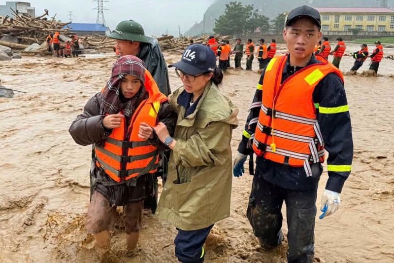 can-bo-chien-si-dam-minh-trong-mua-lu-ung-cuu-nguoi-dan-o-lai-chau.-anh_-cuc-quan-ly-de-dieu-va-phong-chong-thien-tai.jpeg