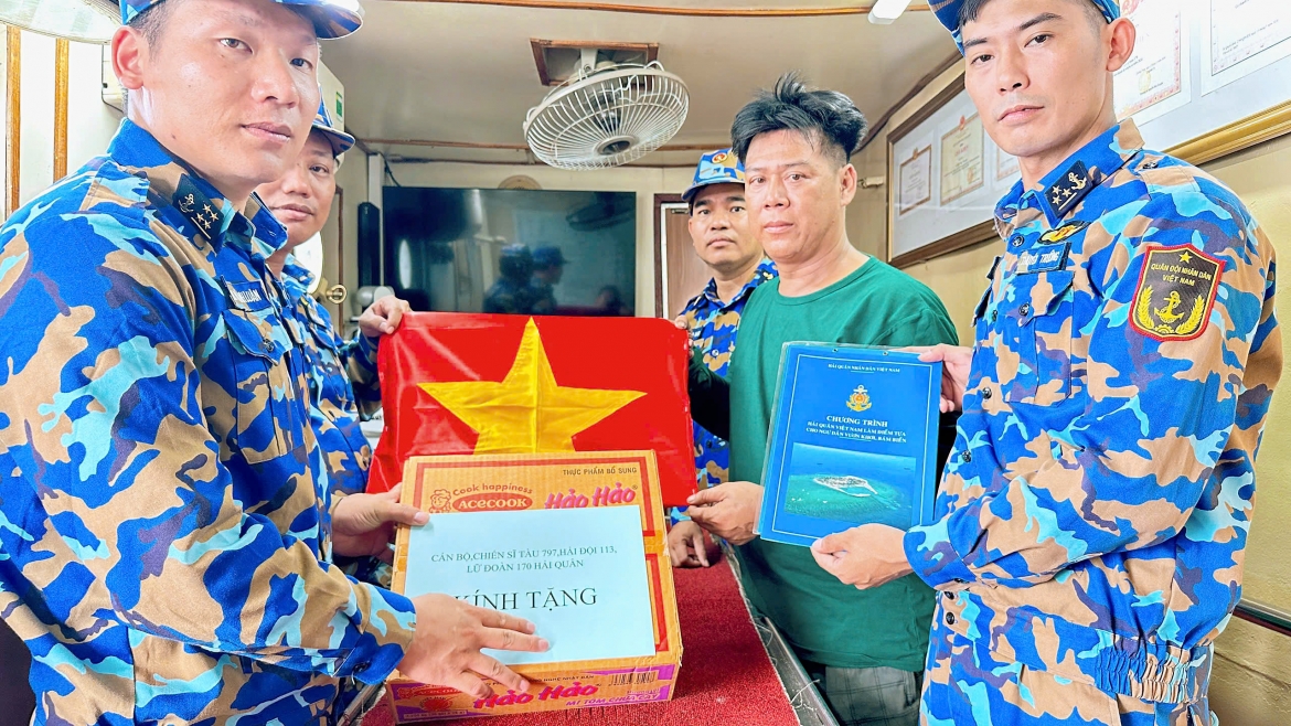 vung 1 hai quan phoi hop cuu nan thanh cong 10 ngu dan gap nan tren bien hinh anh 3