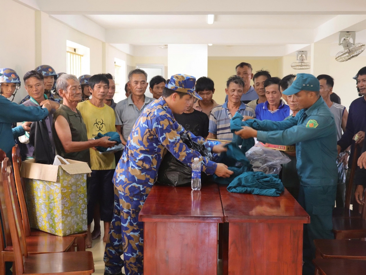 Dao Da tay tiep nhan, ho tro 33 ngu dan tau ca quang ngai gap nan hinh anh 5