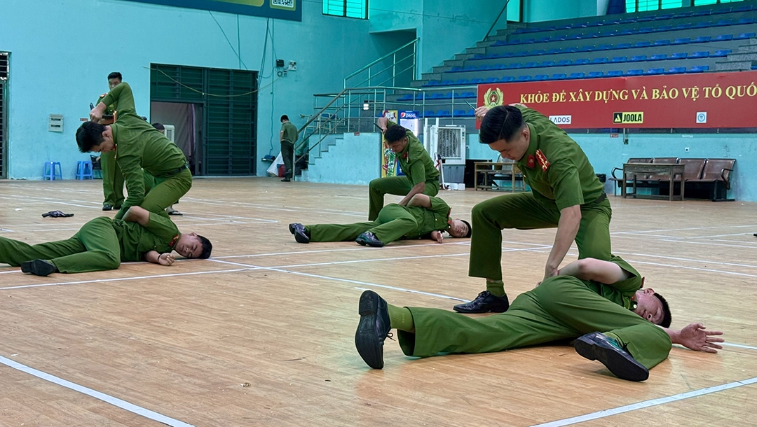 nguoi dan, du khach thich thu xem cong an tap nghiep vu tren duong pho Da nang hinh anh 8