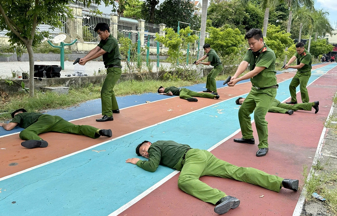 nguoi dan, du khach thich thu xem cong an tap nghiep vu tren duong pho Da nang hinh anh 3