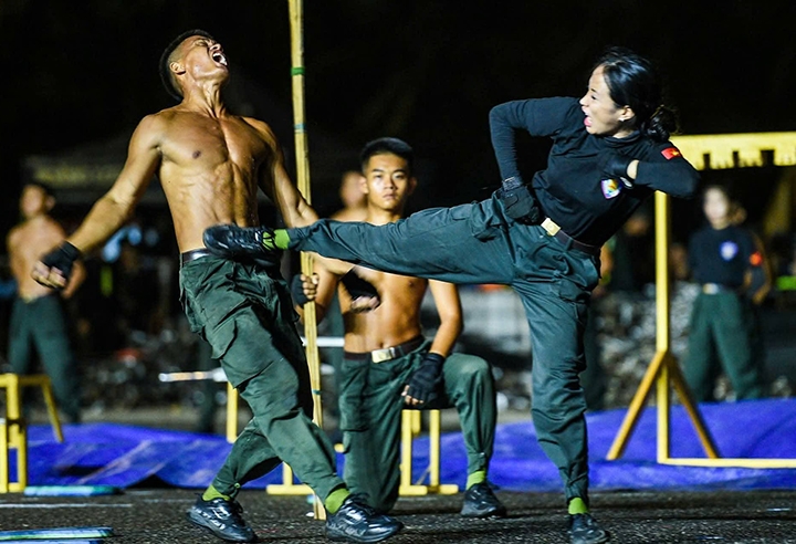 nguoi dan, du khach thich thu xem cong an tap nghiep vu tren duong pho Da nang hinh anh 5