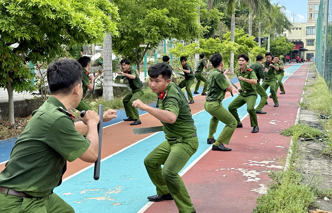 nguoi dan, du khach thich thu xem cong an tap nghiep vu tren duong pho Da nang hinh anh 7