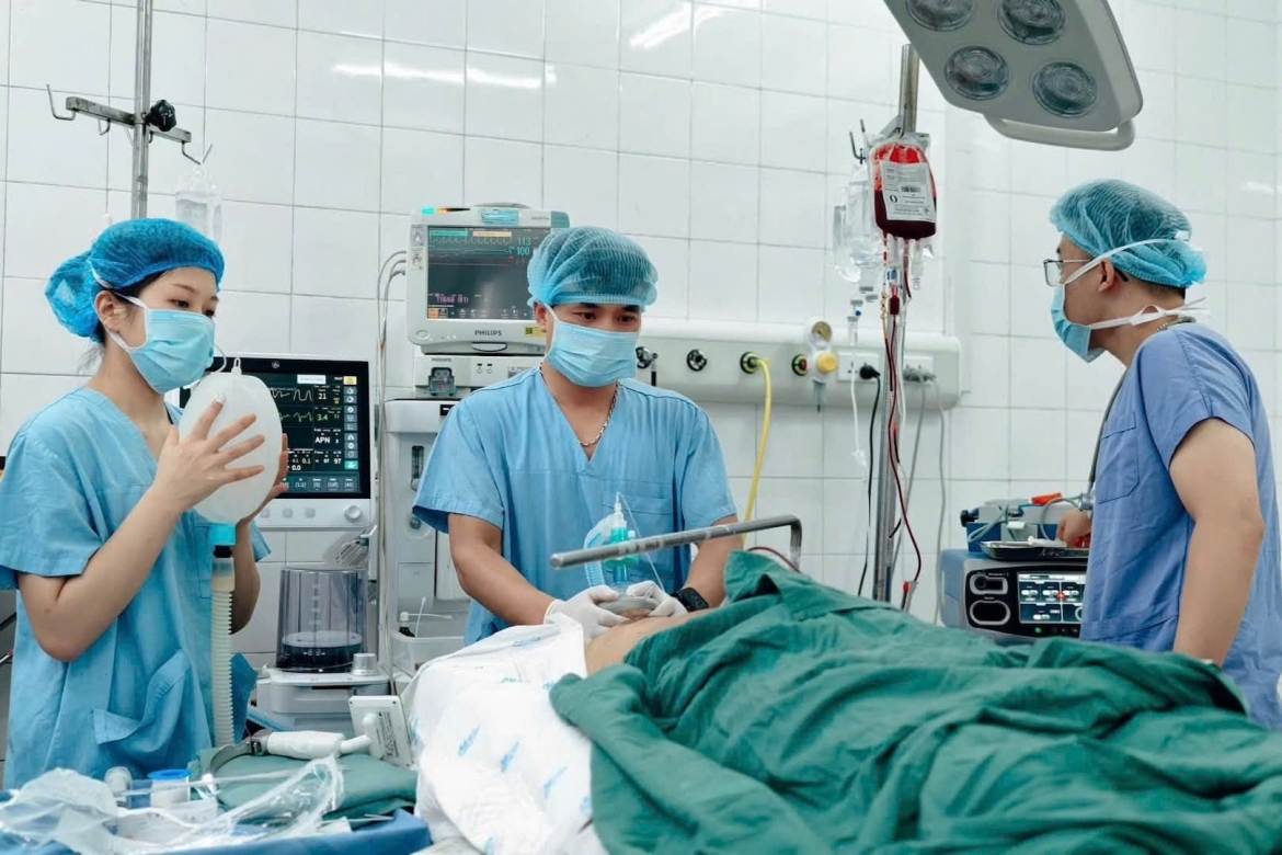 Khẩn trương cấp cứu nạn nhân vụ xe khách lật trên cao tốc Pháp Vân-Cầu Giẽ