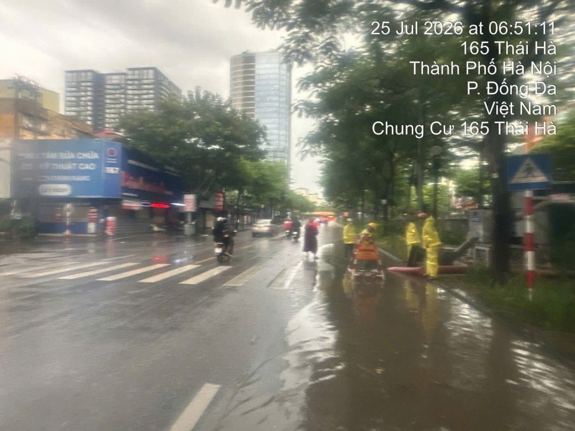 cay gay do, giao thong un u nhieu khu vuc o ha noi sau tran mua lon hinh anh 5