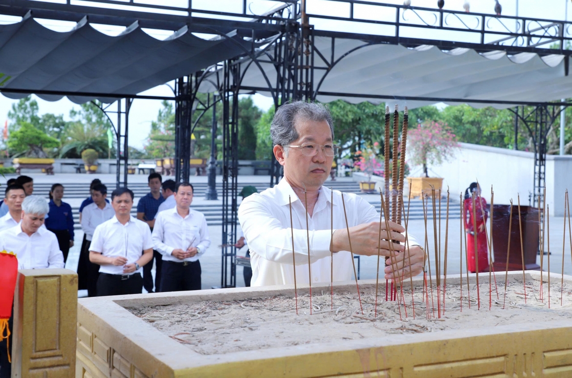 Chánh án TANDTC dâng hương tưởng niệm các Anh hùng liệt sĩ tại Quảng Trị