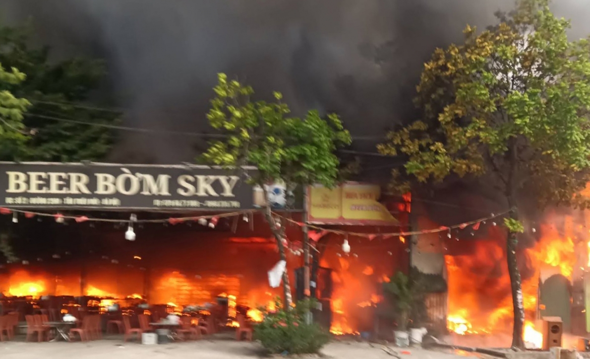 chay lon tai pho vu Duc uy ha noi cot khoi den cao ca tram met hinh anh 2