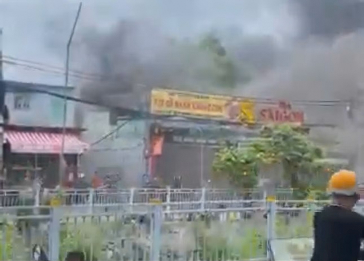 khoi lua bao trum khu dan cu co nhieu bai phe lieu o tp.hcm hinh anh 1