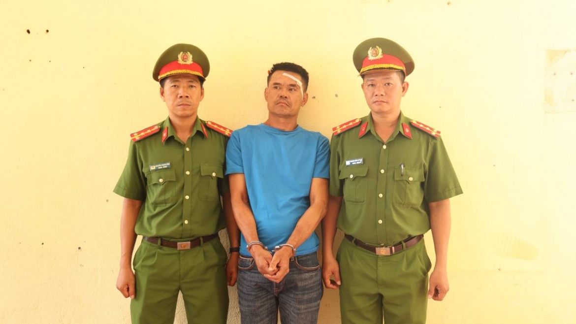 khong che ke chem 2 cong an roi cam rua co thu trong nha hinh anh 2