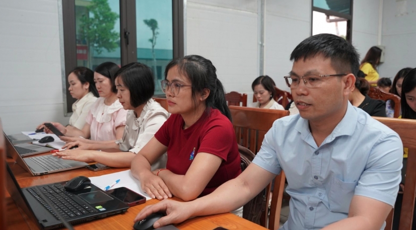  lan gio so tu nghi quyet 57 can bo dung tro ly ao, nong dan chot don online hinh anh 1