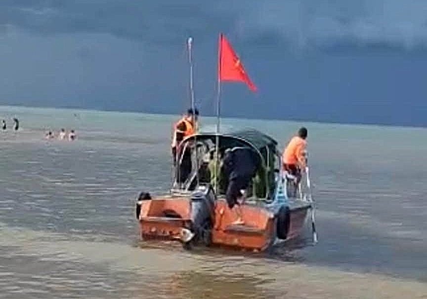gap nan tren bien cua lo khi cheo thuyen sup, 4 du khach duoc cuu ho an toan hinh anh 1